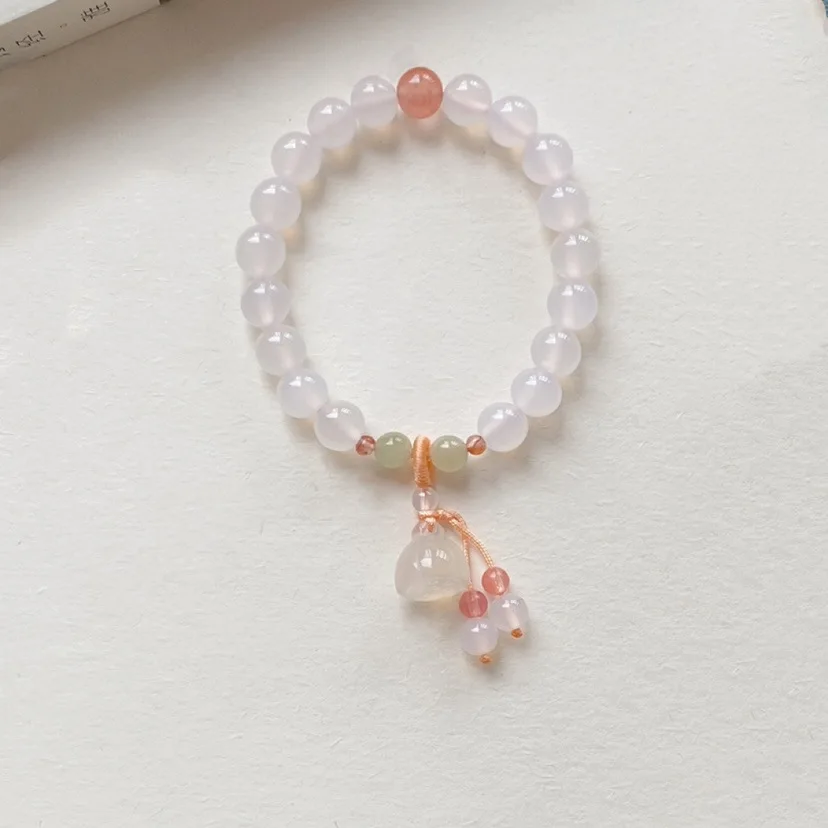 Браслет из натурального личи с замороженным халцедоном и лотосом браслет