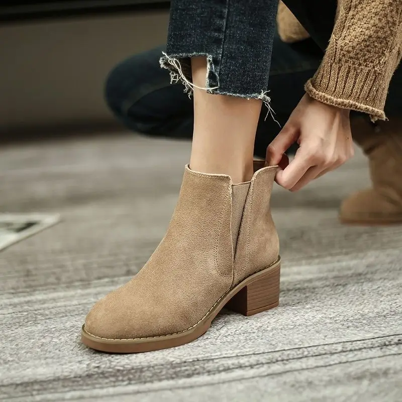 

Модные короткие ботинки из натуральной кожи, новинка 2023, мягкие женские ботинки челси, матовые короткие ботинки на высоком каблуке и толстой подошве