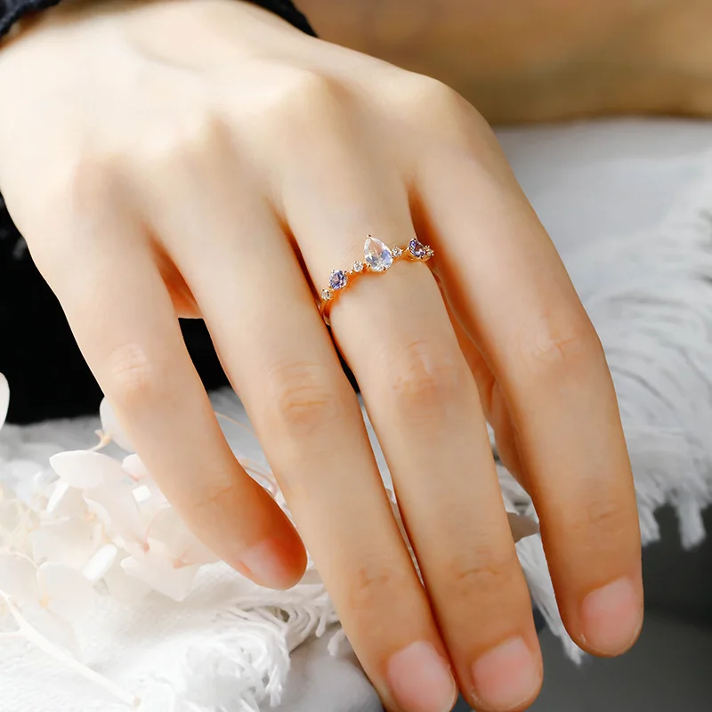 Женское кольцо из серебра 925 пробы с танзанитом