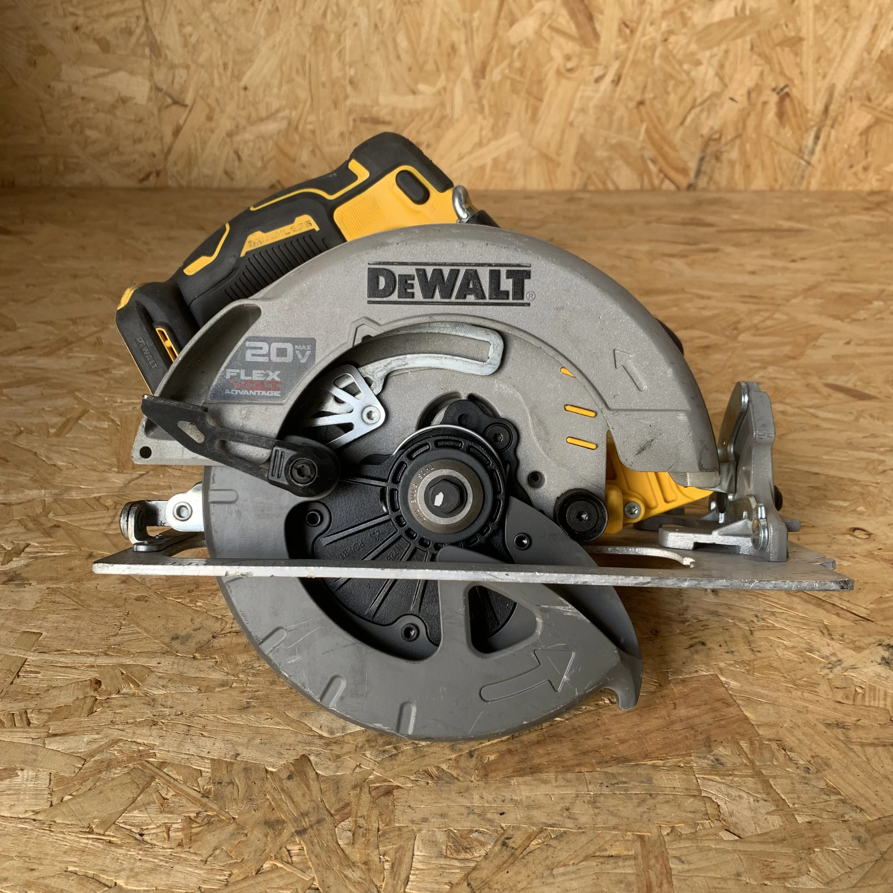 

DEWALT FLEXVOLT ADVANTAGE Циркулярная пила 7-1/4 дюйма беспроводная
