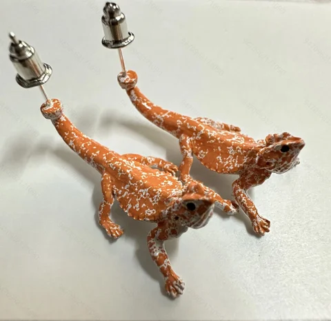 Серьги-гвоздики в виде ящерицы в стиле панк оранжево-белые, 1 шт.