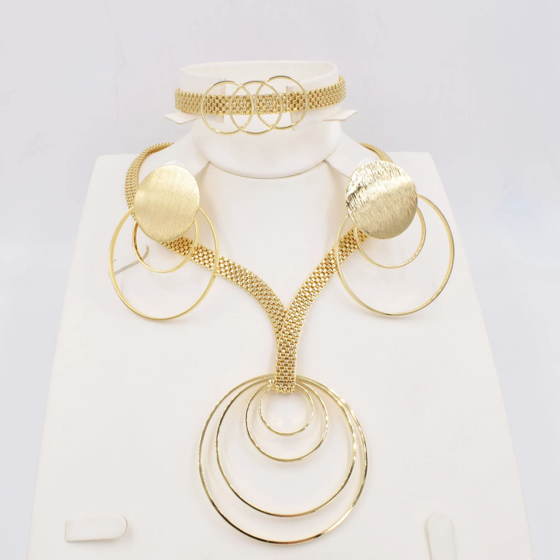 Комплект из колье и серёг золотого цвета