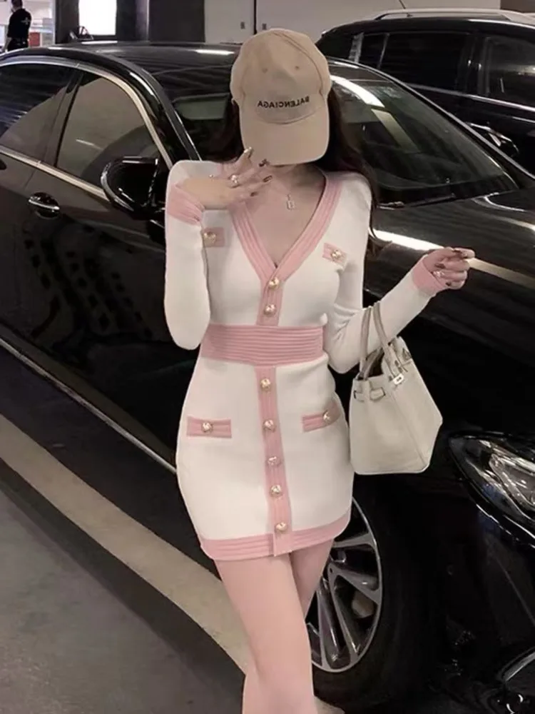 Женское трикотажное платье-свитер с V-образным вырезом и длинным рукавом