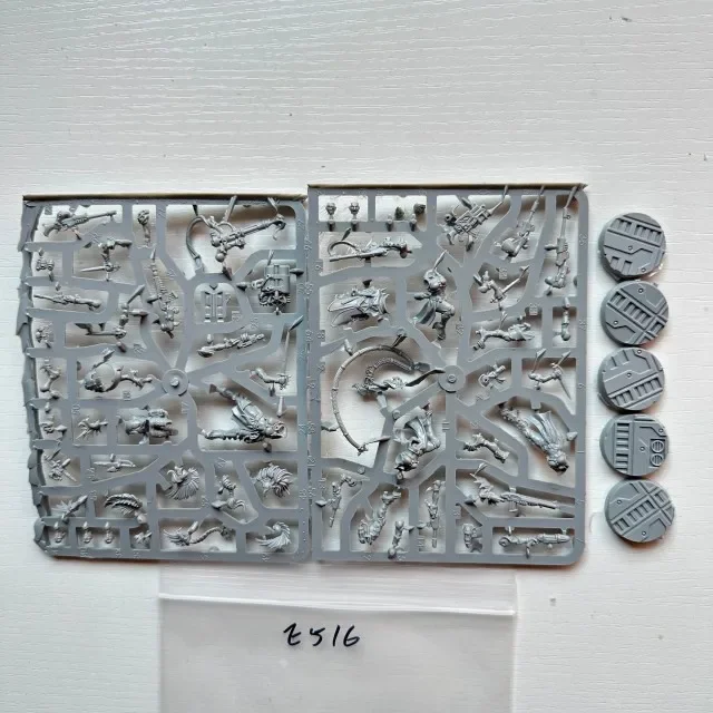 

Nestor The Escher Family The Gang Fighters Resin Model Kit Unpainted E516 Board Game Wargames Garage Kits