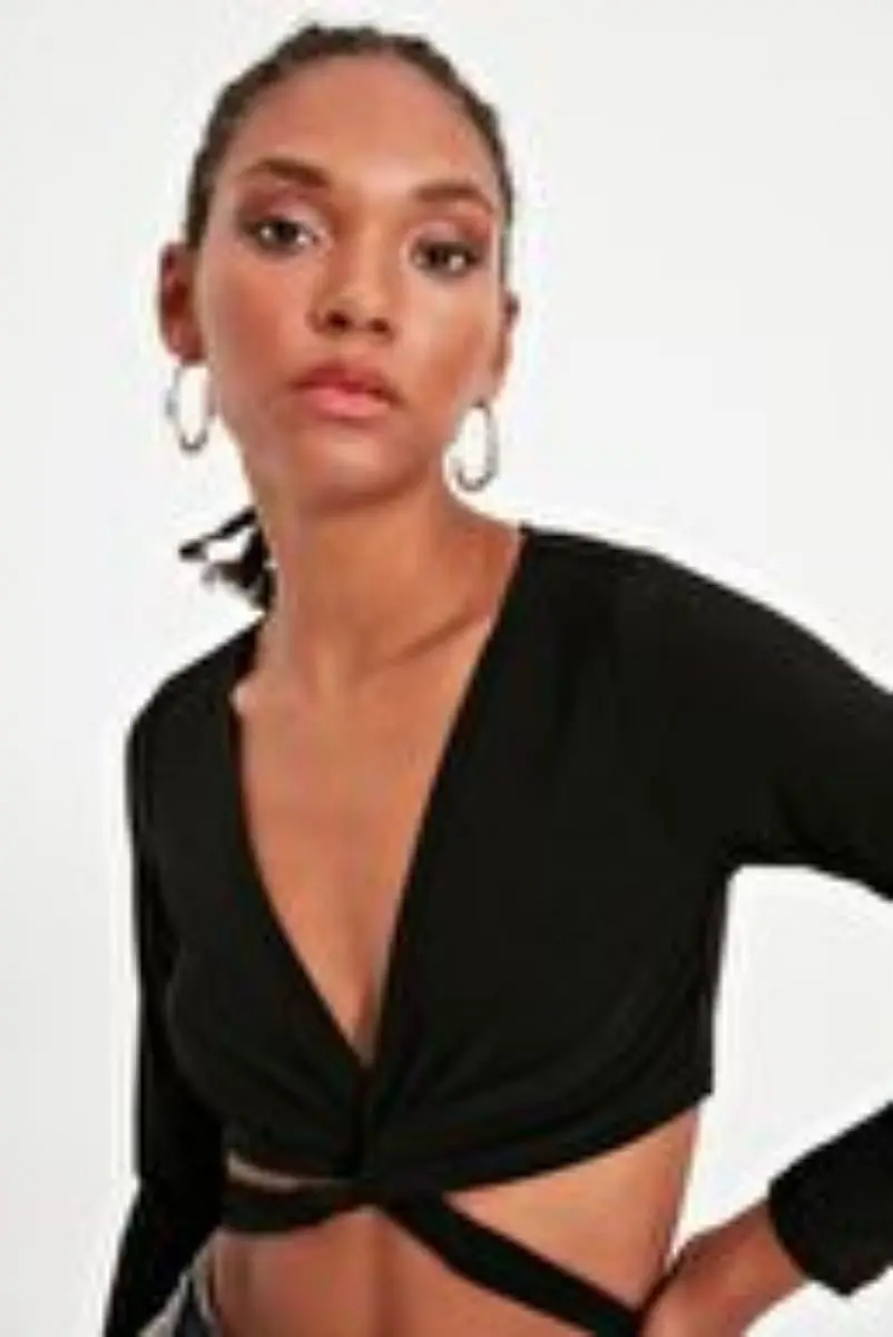 

Черная обтягивающая укороченная трикотажная блузка TWOAW21BZ0875