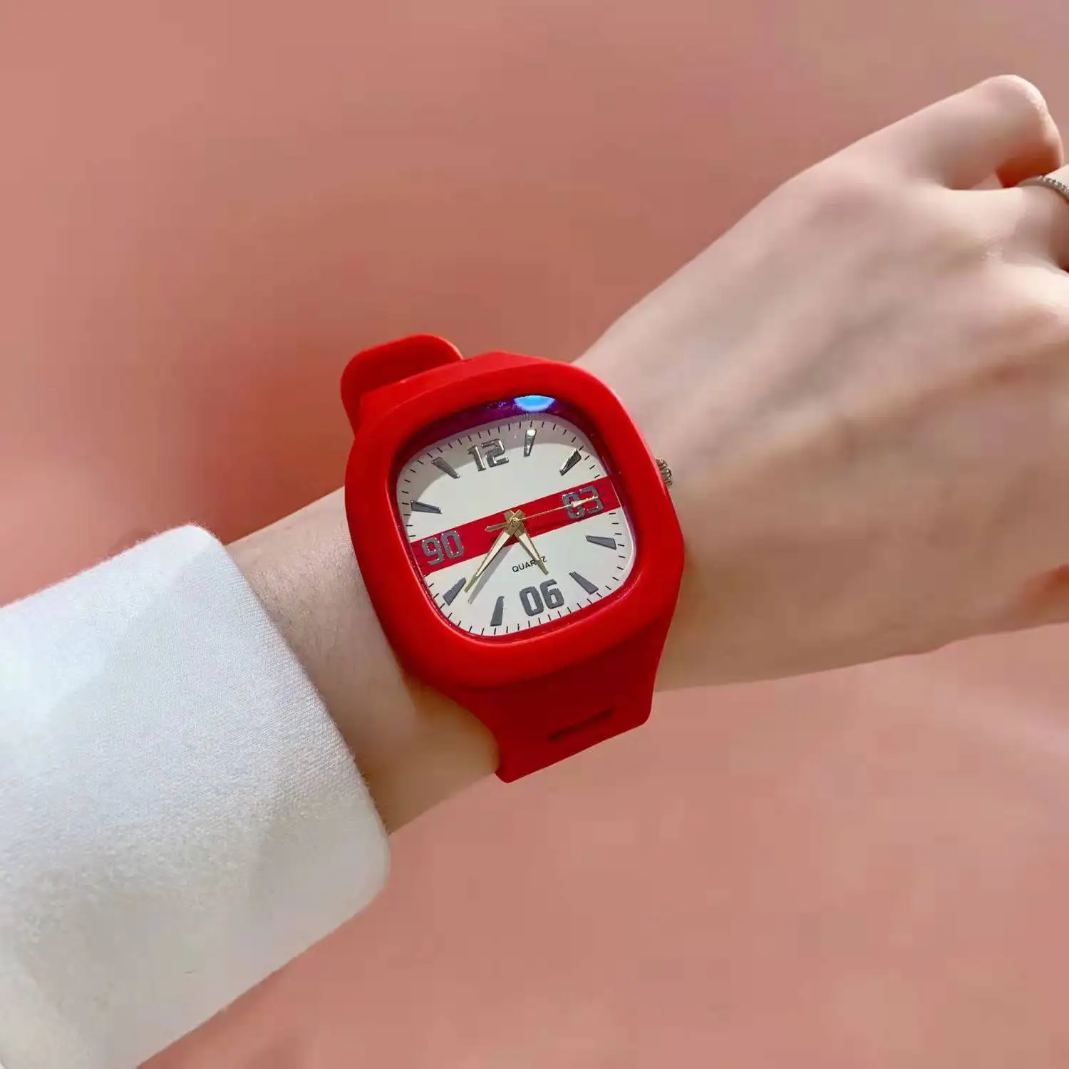 Маленькие квадратные часы для женщин учеников средней школы девушек-подростков