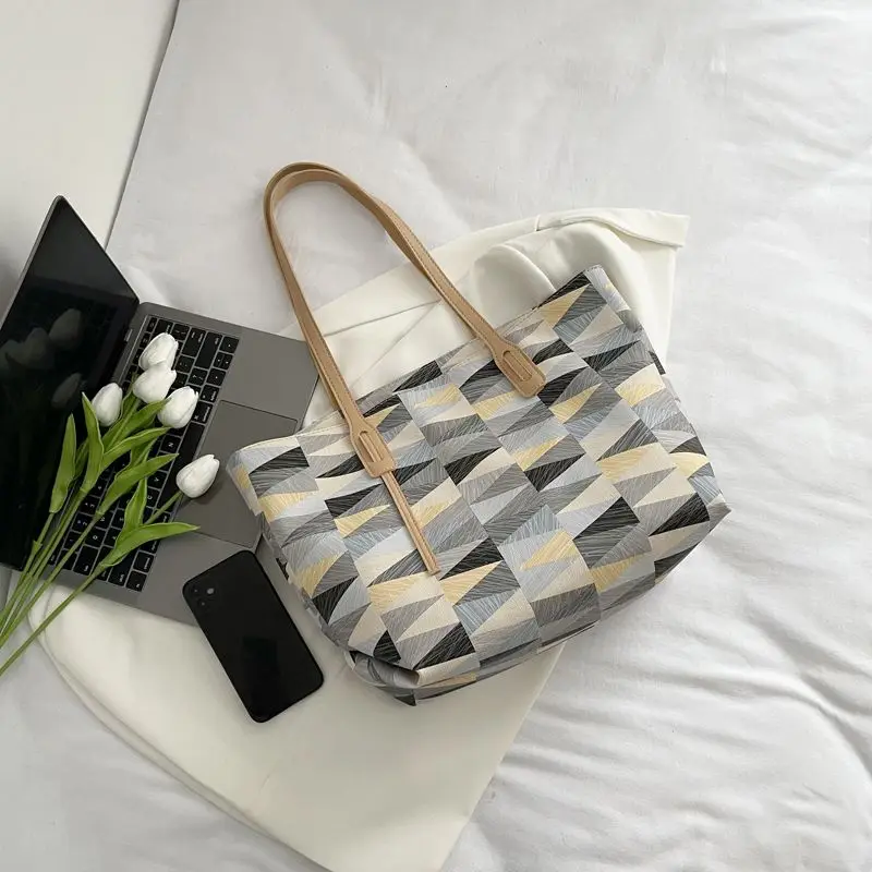 Autumn 2022 New Trendy Fashion Large -capacity Storage Shoulder Bag Simple Casual Light Handbags