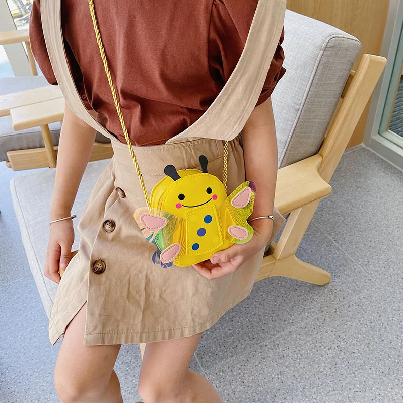 Детская сумка-мессенджер с изображением пчелы блестящими крыльями |