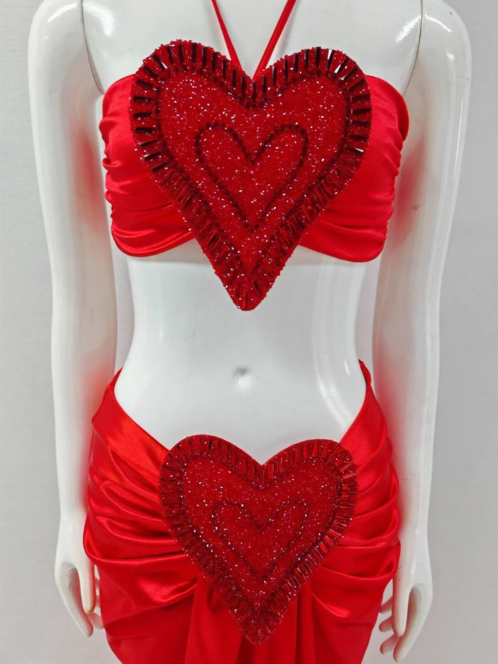 Укороченный топ с лямкой на шее и длинная юбка комплект из двух предметов