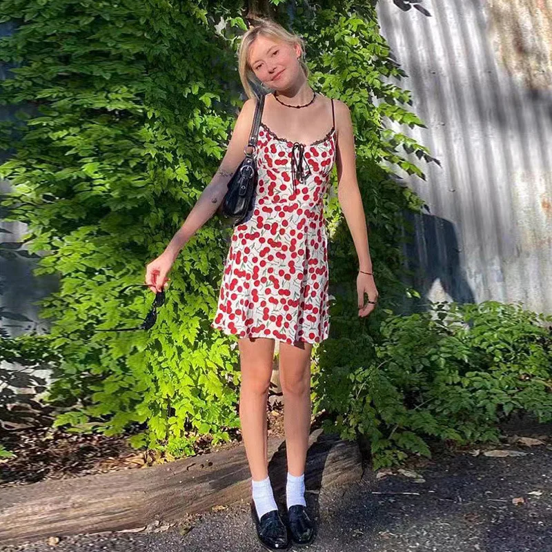 

Платье женское на бретельках с принтом вишни