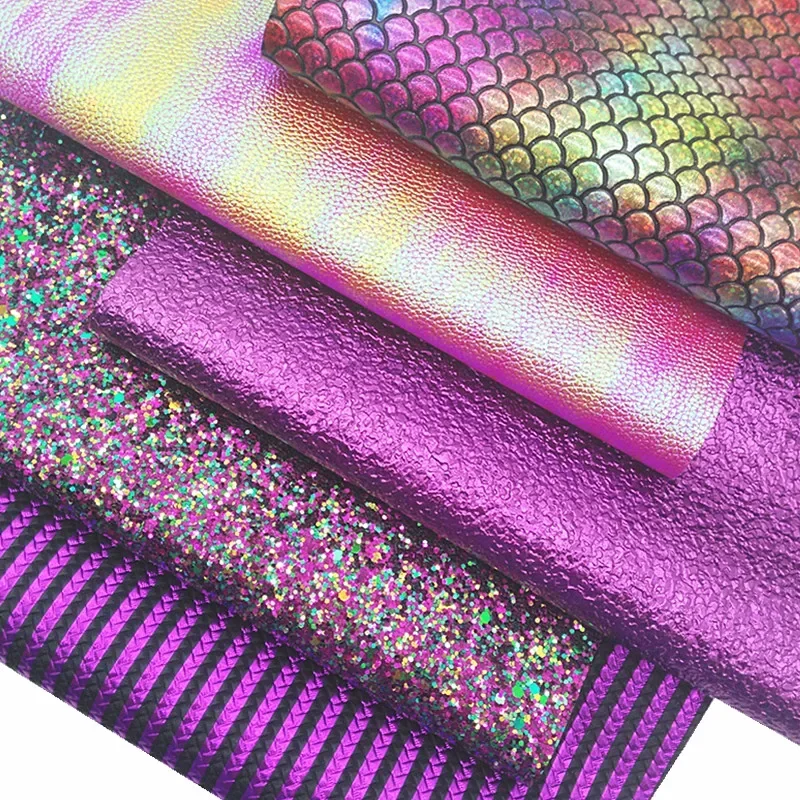Фиолетовые блестящие кожаные листы в полоску с рыбьей чешуей тисненые из