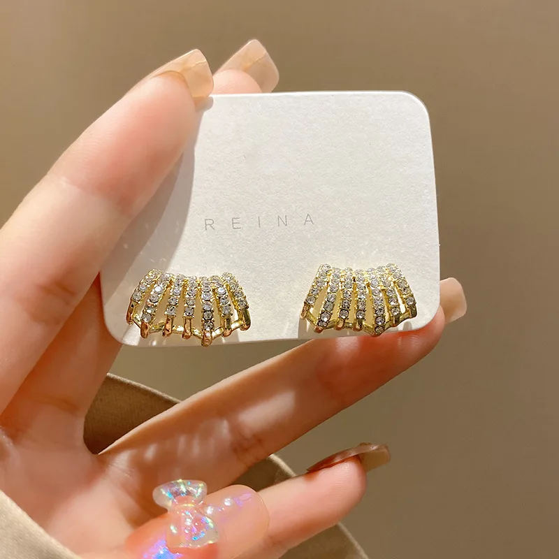 Женские серьги-гвоздики в стиле «хип-хоп»