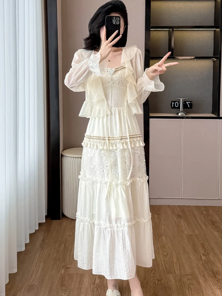 Летнее белое платье на бретельках с кисточками и рюшами + блузки блестками