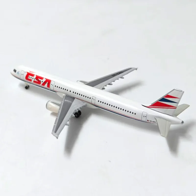 Фото Модель пассажирского самолета Czech A321 OK-CEC из литого под давлением сплава, масштаб 1:500, для коллекций и демонстрации. №3