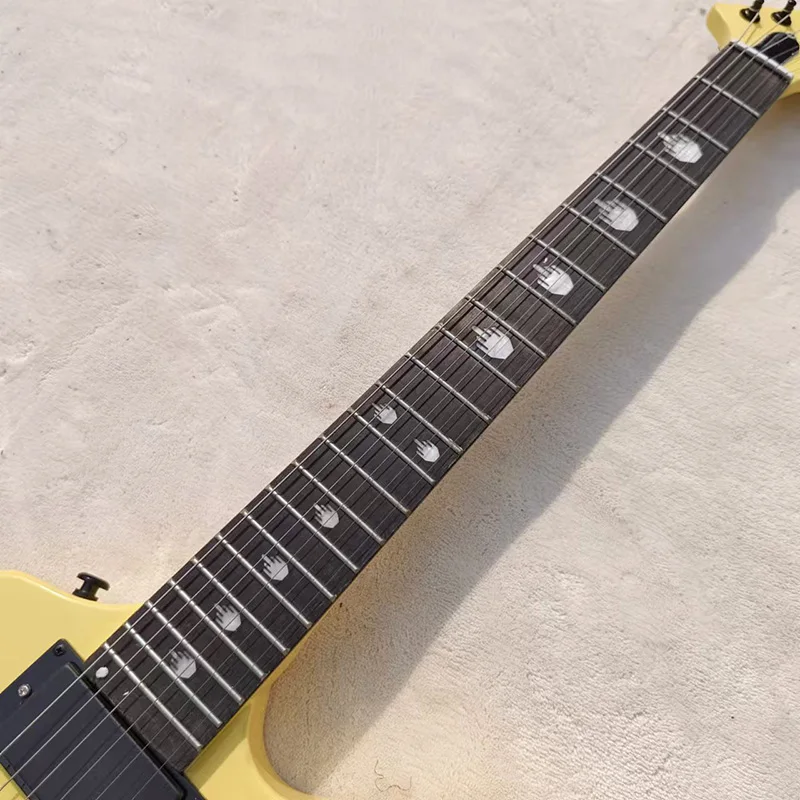 В наличии электрогитара неправильной формы активный звукосниматель EMG