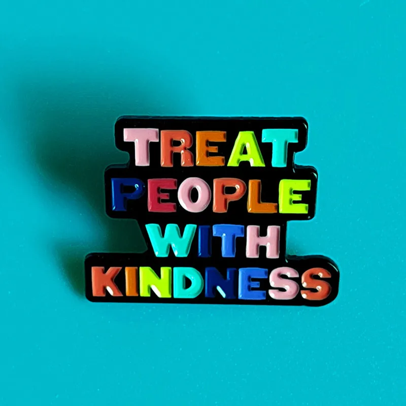 

XM-funny Creative Letter Brooch "Be Kind to Others" Metal Badge Jacket Backpack Fashion Versatile Badge Hat Accessories