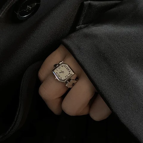 Женское кольцо с римскими цифрами из серебра 925 пробы