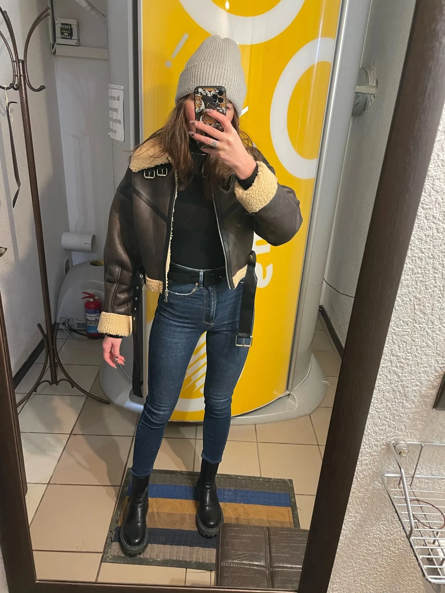 Зимняя женская уличная короткая байкерская куртка Kurta TRAF из искусственной шерсти