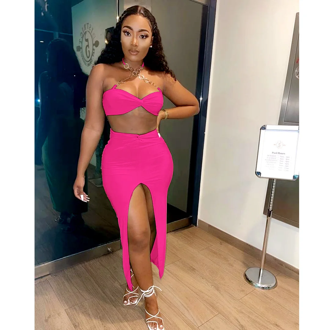 Укороченный топ с лямкой на шее и облегающая юбка разрезом |