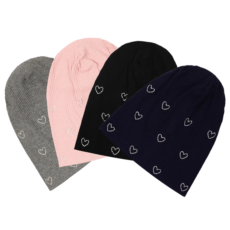 

Женские вязаные мягкие однотонные шапки в рубчик с сердечками