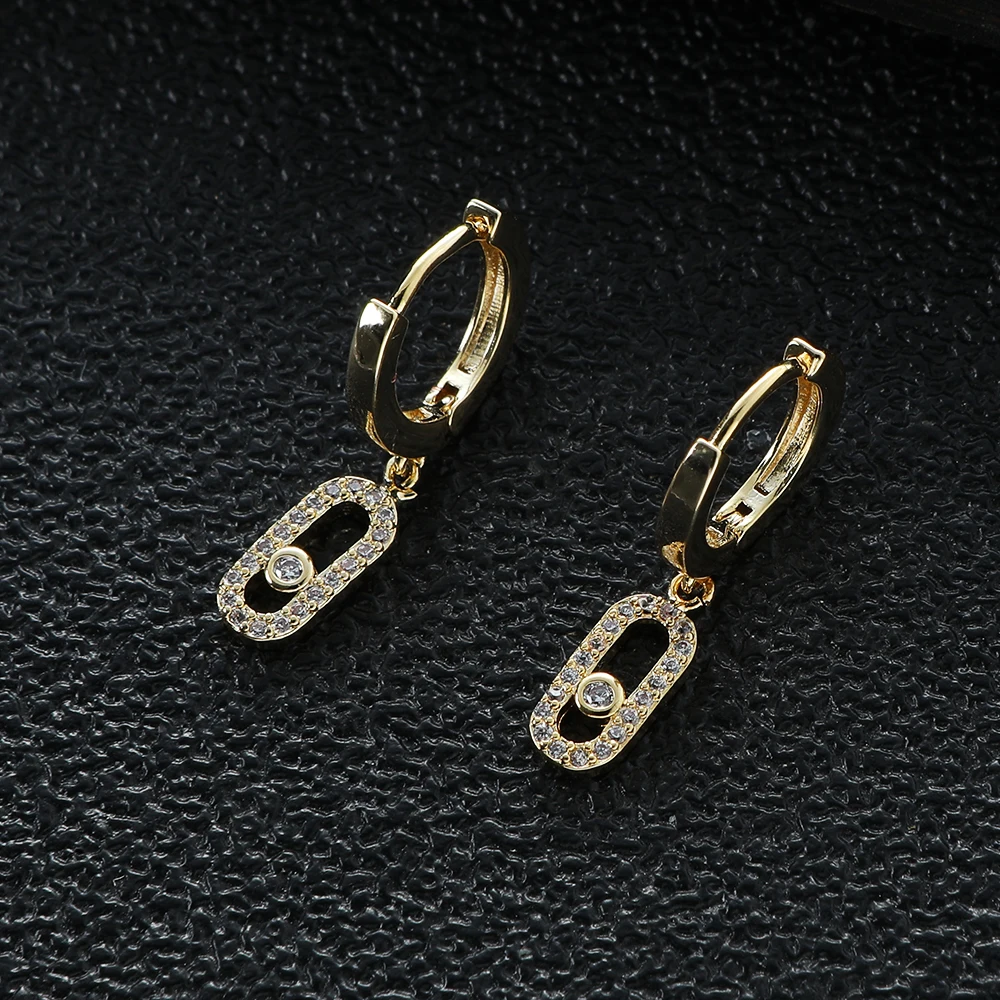 Женское обручальное кольцо с геометрическим узором и кубическим цирконием