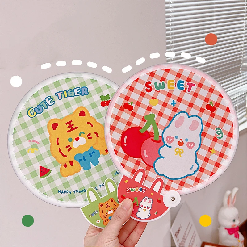 1 pcs Folding Fan Draagbare Vouwen Fan Met Handvat Cartoon Mini Fan Vrouwen Zomer Ronde Fan Geschenken Creatieve Party Gift