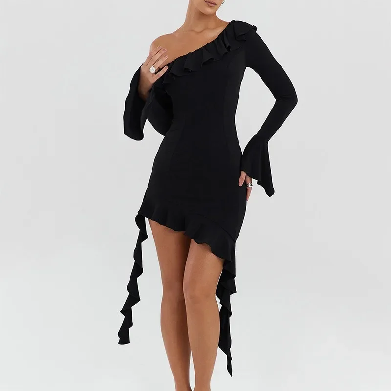 Женское облегающее платье-футляр с расклешенным рукавом и диагональным