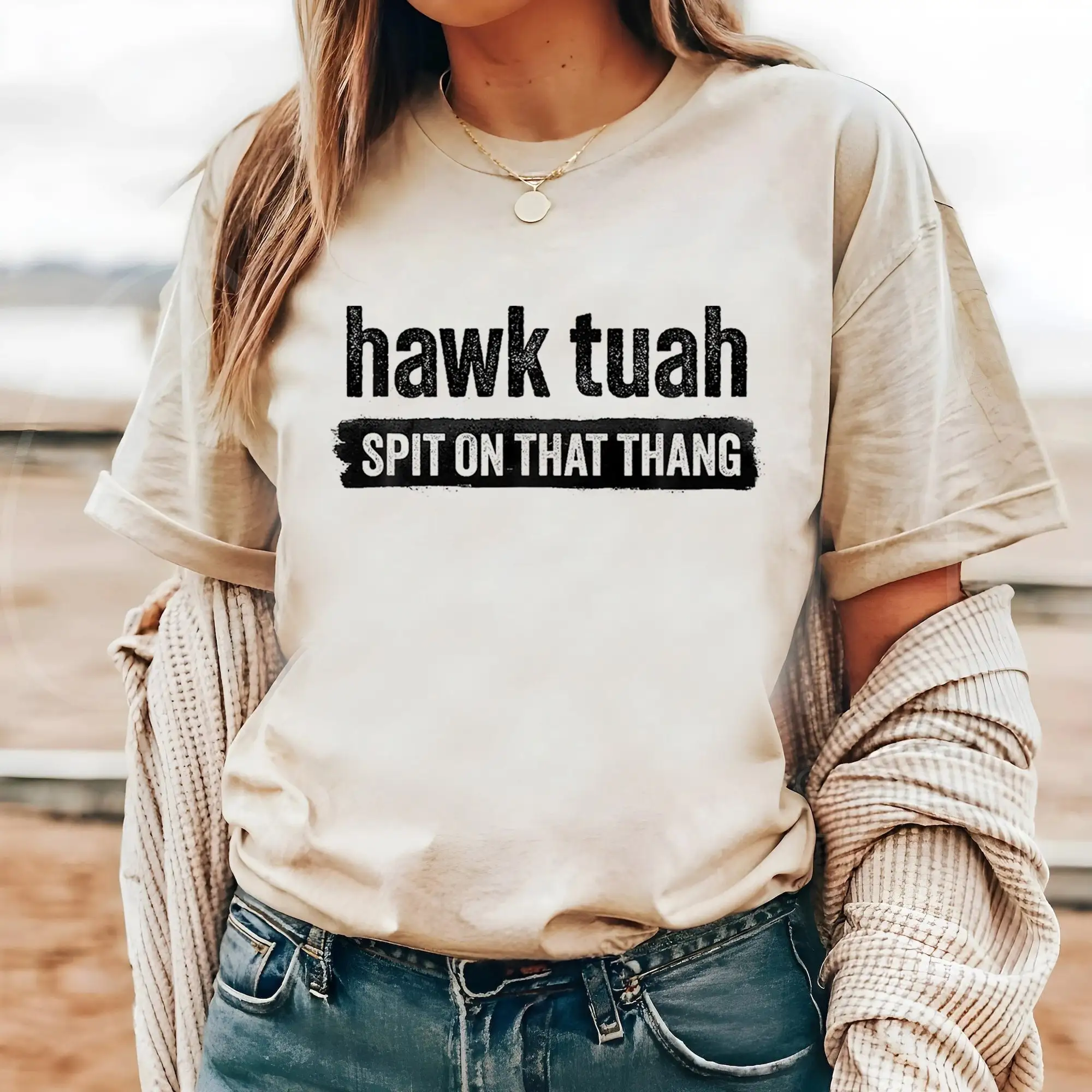 Забавная модная футболка с надписью Hawk Tuah вогнутая на этом 2024 24 дюйма