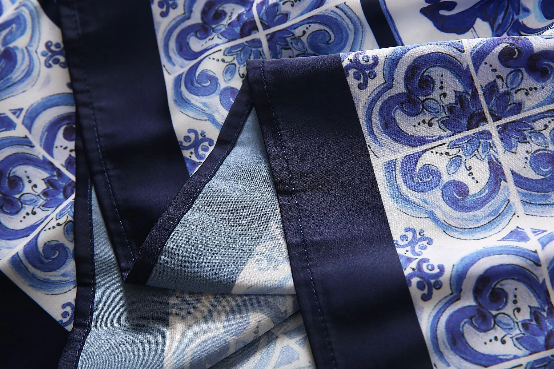 Шифоновое платье-макси с расклешенным рукавом принтом