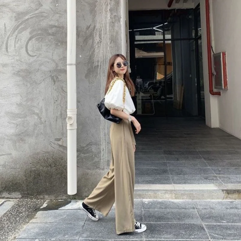 Женский летний костюм из двух предметов облегающий с широкими штанинами лето 2023