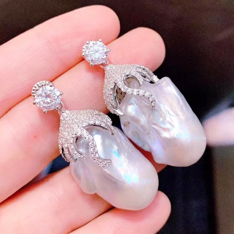 Женское ювелирное изделие из серебра 925 пробы с цирконом