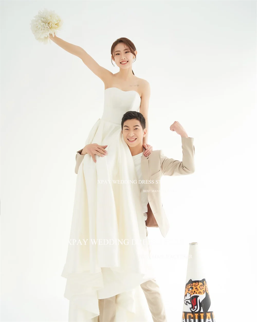 Женское свадебное платье без бретелек с открытой спиной