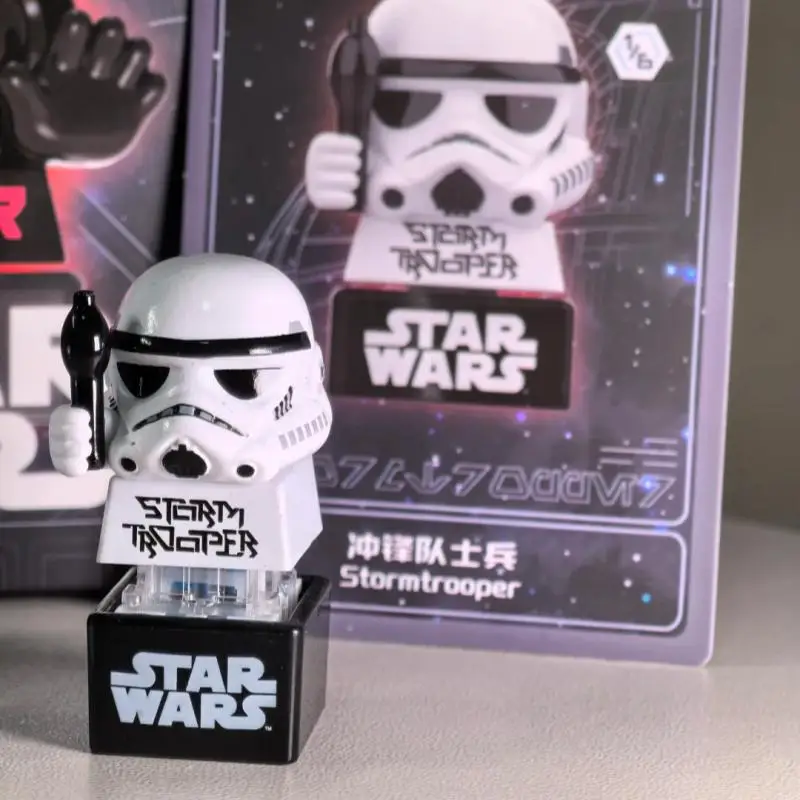 Фото В наличии: Оригинальные кейкапы-сюрпризы (Blind Box) с фигурками Боба, Дарта, Стирмтрупи, Люка, R2-D2, C-3PO, аниме-персонажи. Коллекционные фигурки для рабочего стола. Подарки-сюрпризы, игрушки. №3