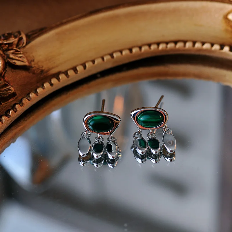 Маленькие легкие роскошные серьги-гвоздики из малахита с драгоценным камнем