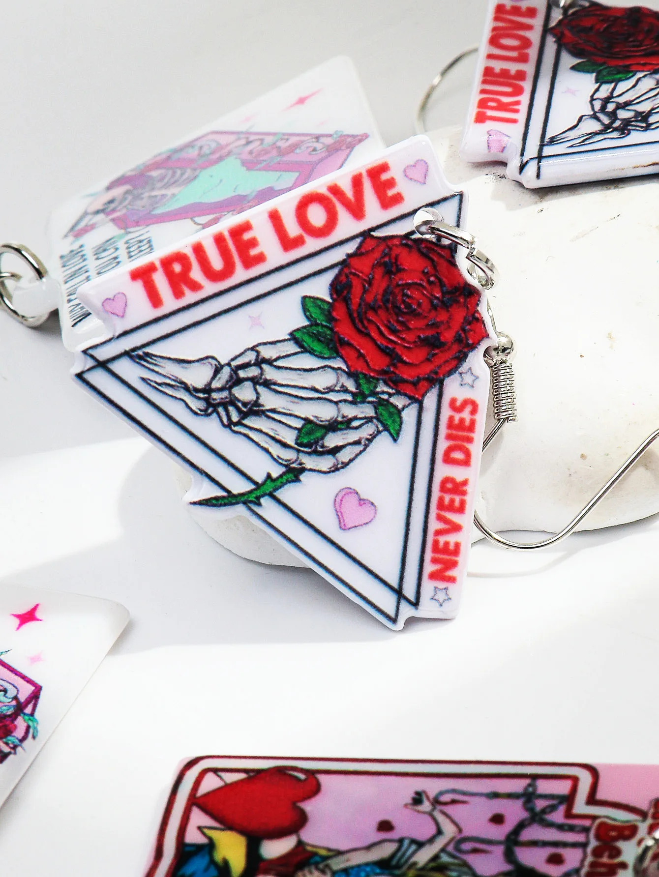 Женские акриловые серьги в виде гроба черепа