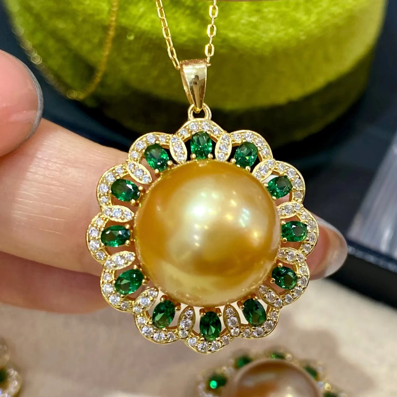 

5A grade 925 Silver Natural Freshwater Cultured Round Pearl emerald Pendant Necklace
