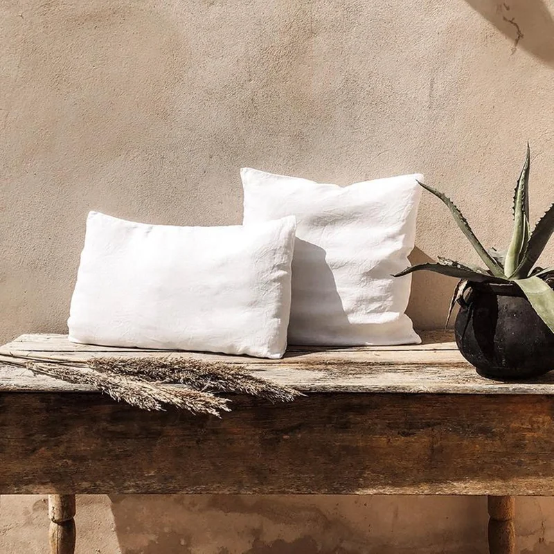 

Диванная льняная наволочка с подушкой