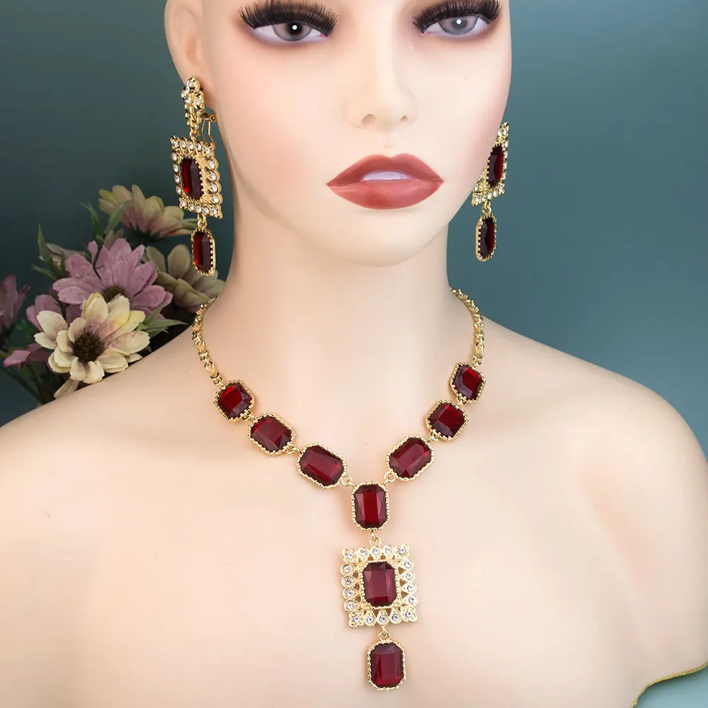 Комплект из колье и серёг с кристаллами