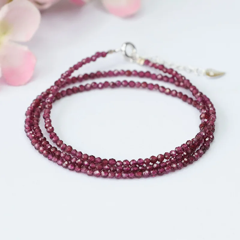 Гранатовое ожерелье с многослойной поверхностью