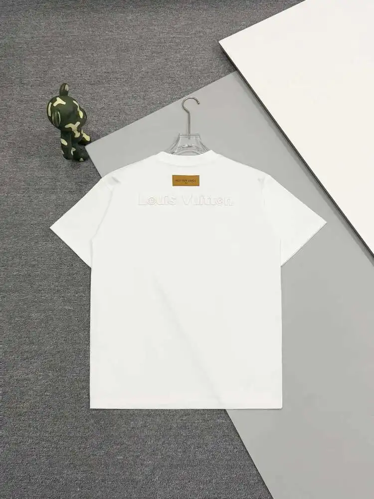 Новая летняя женская футболка удобная красивая и многофункциональная. |