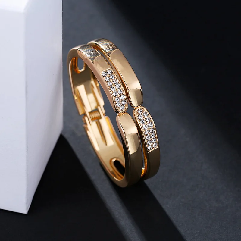 

2022 New Fashion Simple Classic 18K Gold Circle Diamond Open Bracelet Double Symmetrical Design Light Luxury Glossy Bangle Ajorc