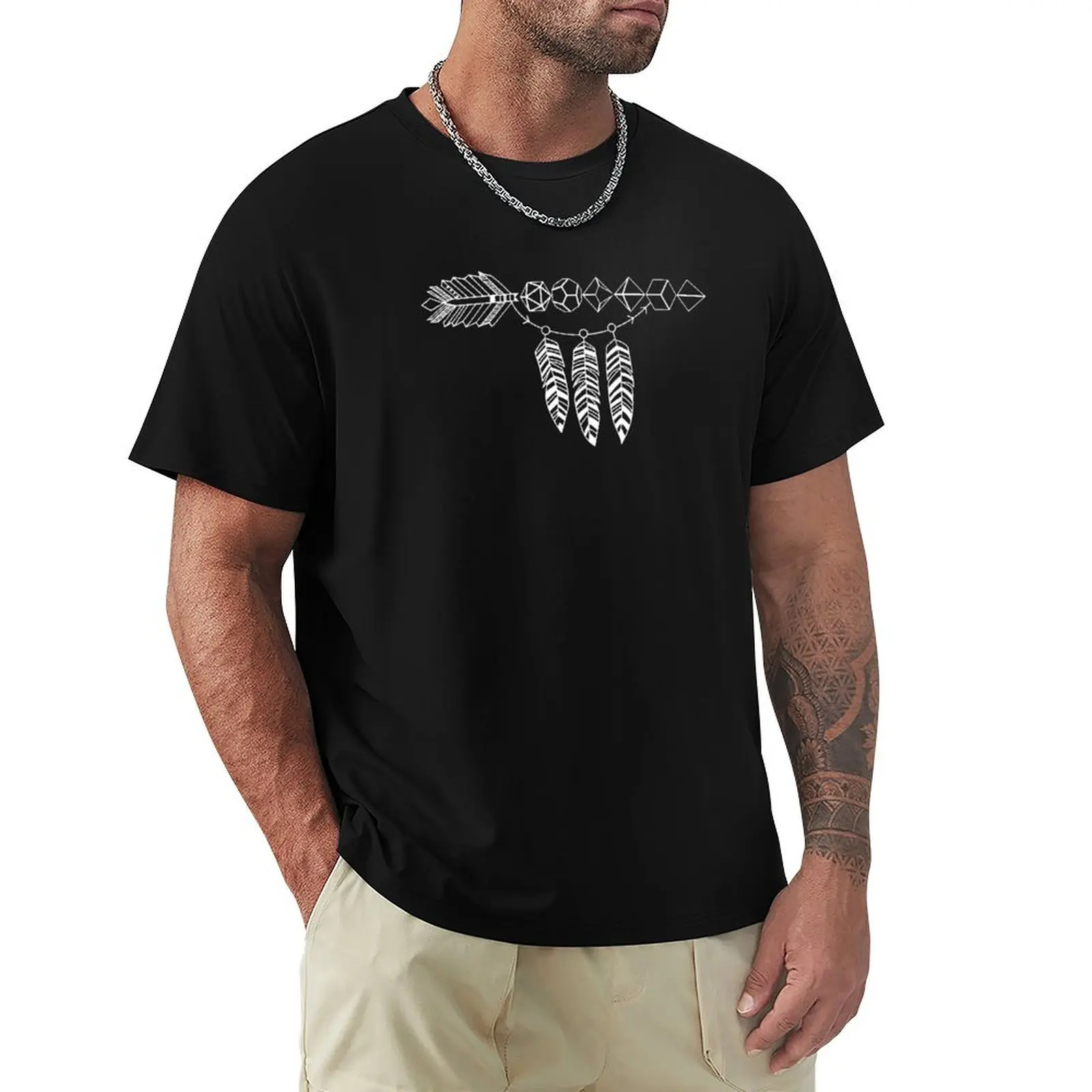 Фото Бохо-минималистская футболка с принтом многогранных игральных костей и стрел для настольных ролевых игр, для праздников и вечеринок. №1