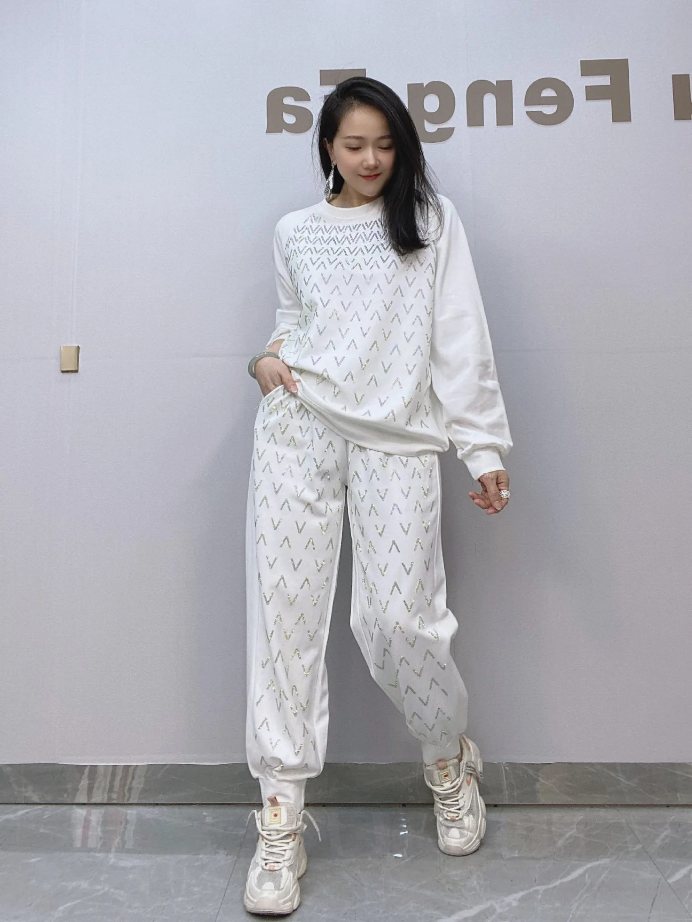 Женский костюм из двух предметов футболка с длинным рукавом и круглым вырезом