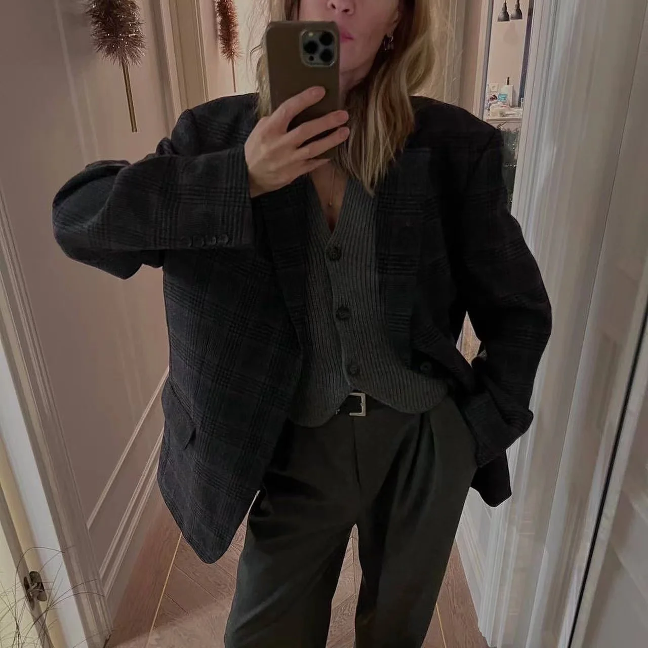 Женский трикотажный жилет без рукавов повседневный белый офисный кардиган для