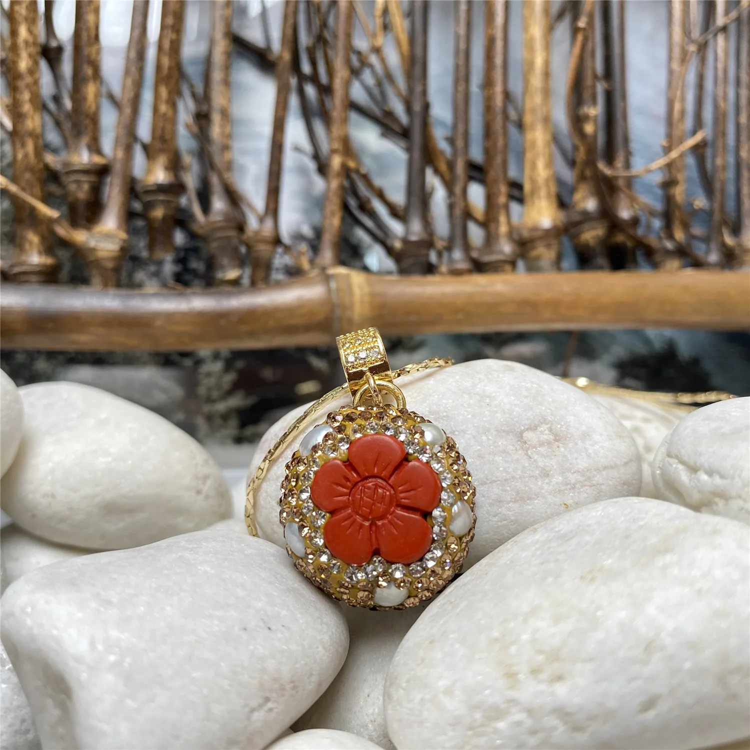 

Spring and summer girl European and American short flower shape cinnabar pendant personality simple fashion necklace jewelry