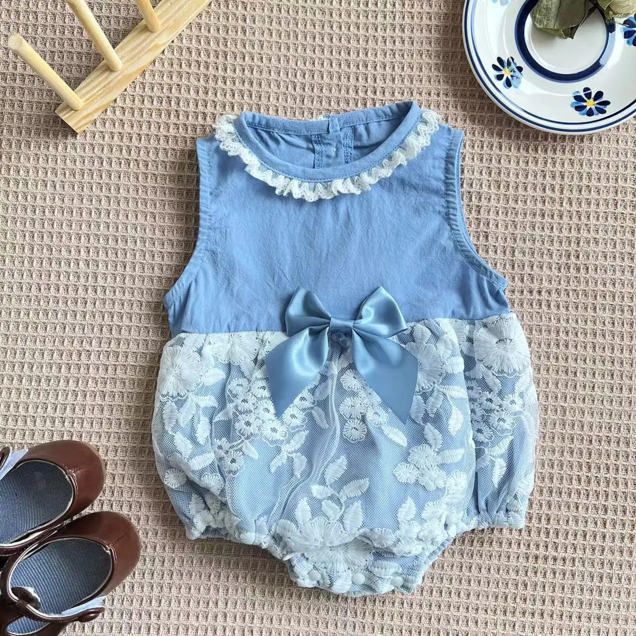 

Осенняя Новинка, детская одежда, боди для новорожденных девочек, цельное Сетчатое боди с голубым бантом и шитьем, комбинезон без рукавов для девочек