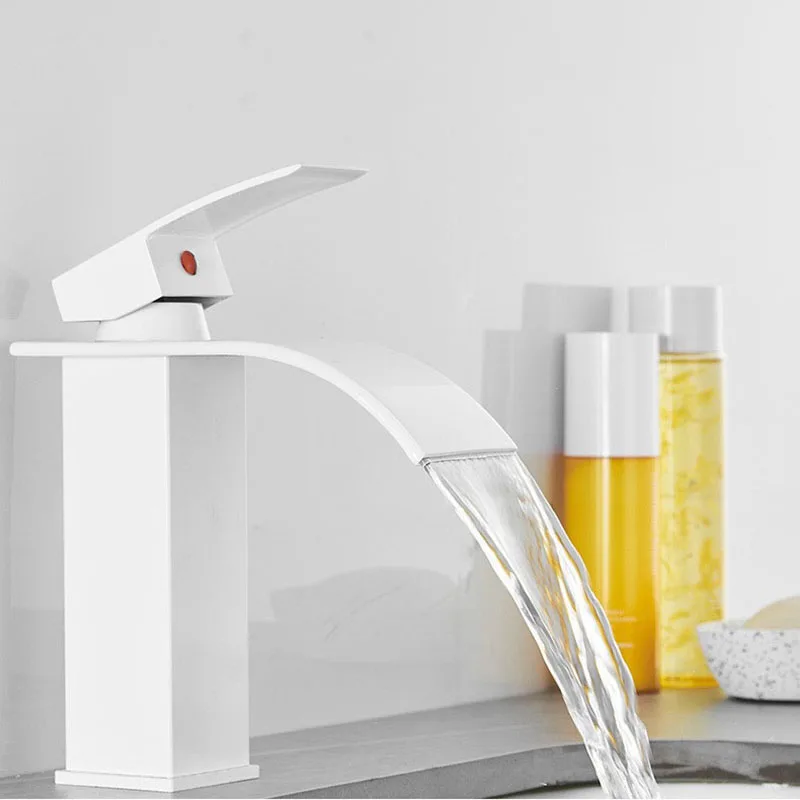 Хромированный смеситель для ванной комнаты Водопад