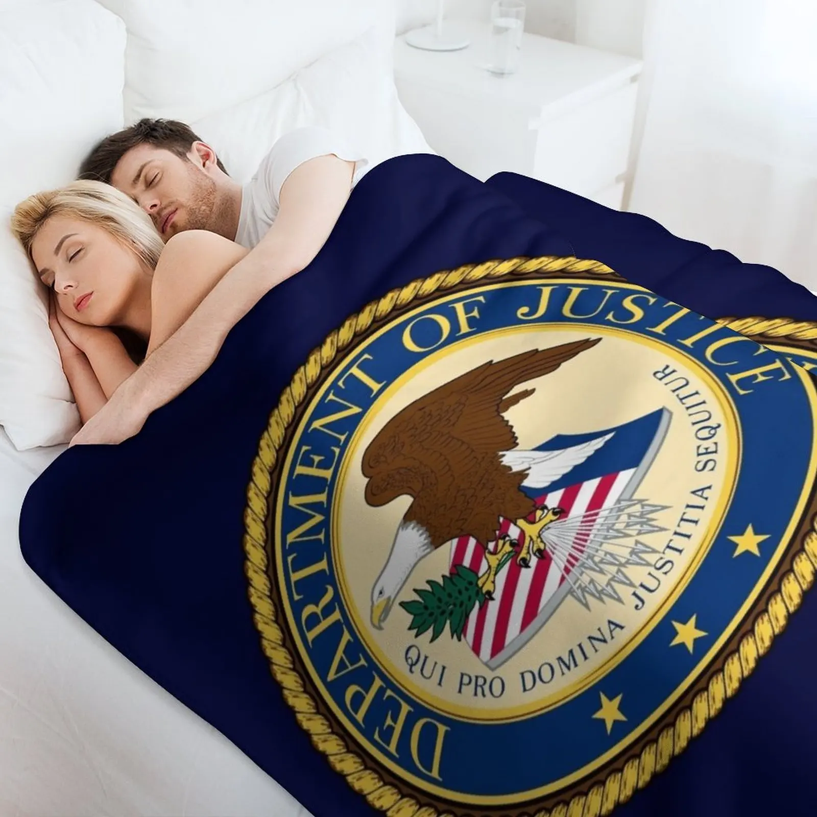 Фото Плюшевый уютный плед с символикой Департамента юстиции США (ДЖО) для дивана или кресла №4