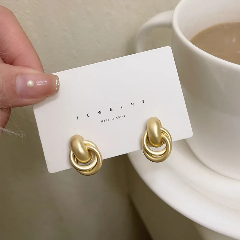 

Короткие круглые геометрические простые серьги в стиле барокко, темпераментные матовые Винтажные серьги, оптовая продажа