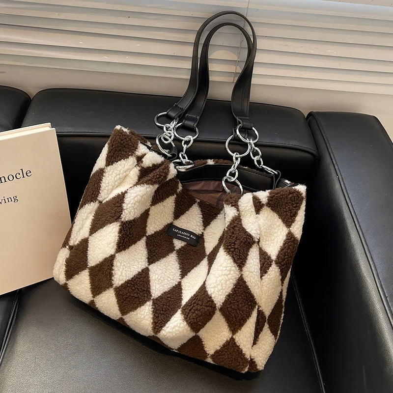 

Плюшевая сумка, женская сумка, новинка 2022, Высококачественная пушистая вместительная сумка через плечо с ощущением осени и зимы, сумка-тоут ...